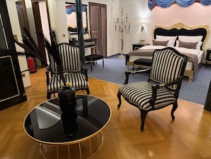 Deluxe-sviitti, oma kylpyhuone, kaupunkinäköala | Oleskelualue | Televisio