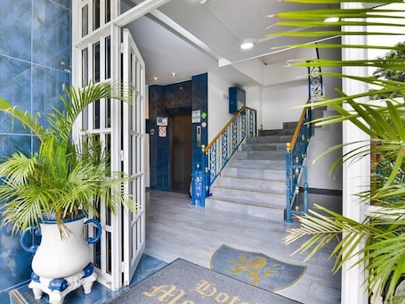 Entrada de la propiedad. Hotel Monarca