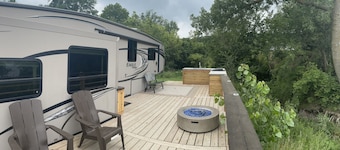 Cozy RV with Expansive River Views
