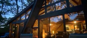 Charming 4-bedroom chalet with lake access in enchanting Innsbrook.
