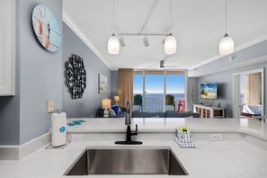 コンドミニアム ベッド (複数台) バルコニー オーシャンビュー (Tidewater Beach Resort 1709) | 内装