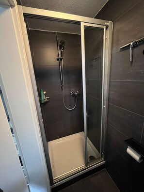 Hårføner, håndklær, såpe og toalettpapir