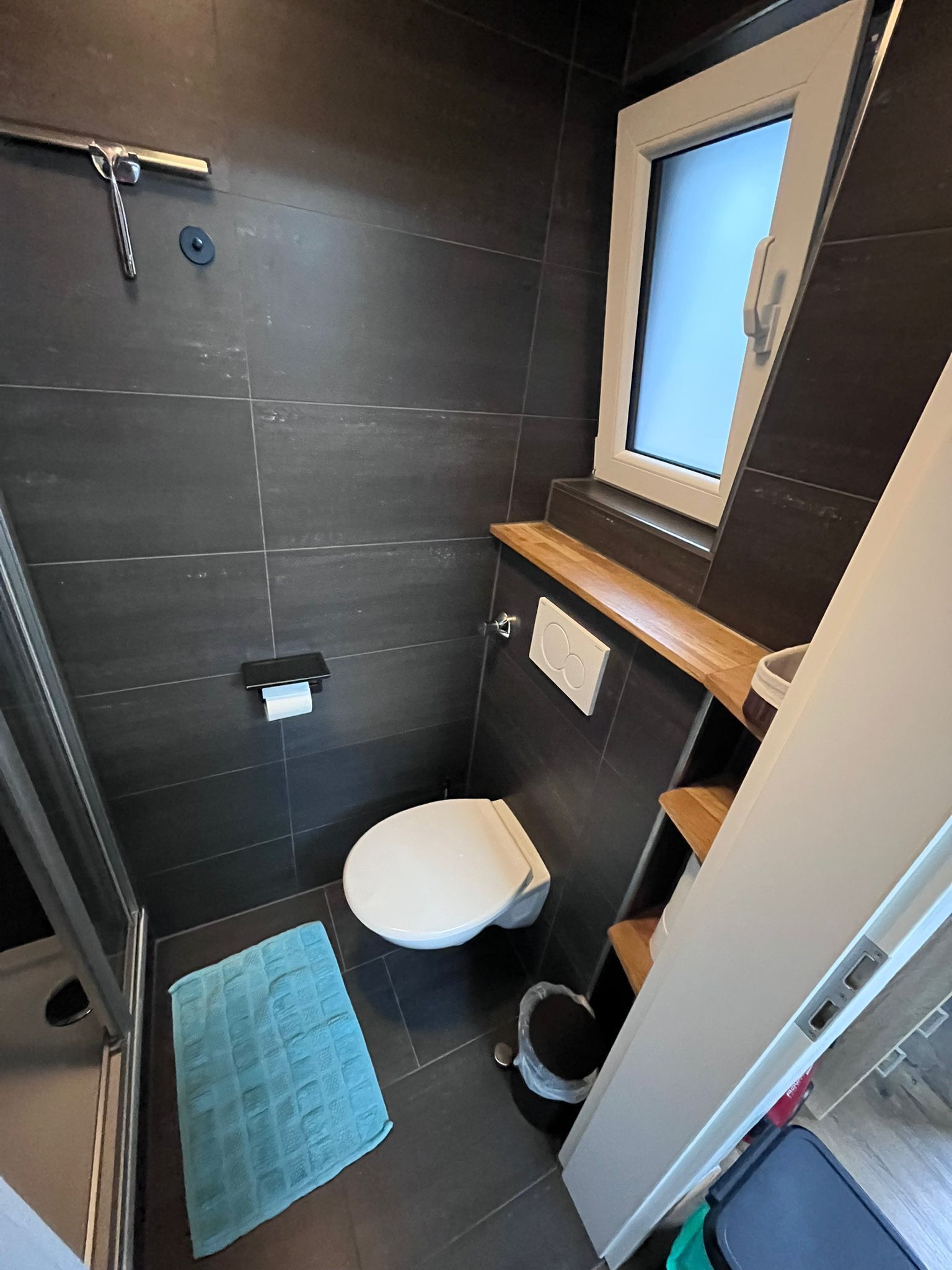 Haartrockner, Handtücher, Seife, Toilettenpapier