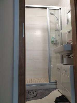 Bruser, hårtørrer, bidet, håndklæder