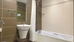 Un baño moderno con inodoro, lavabo y bañera.