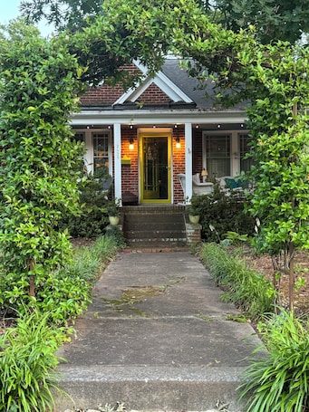 Exterior. Charming 1 bedroom 1926 apt in historic Lindley Park is close to everything.