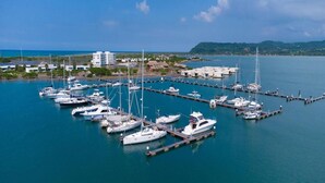 A marina with multiple yachts docked at piers. - Charming 2-bedroom house in Puerto Velero with WiFi, fitness room, AC (TUBARA)