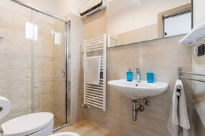 مجففات شعر، مراحيض شطف، مناشف، صابون