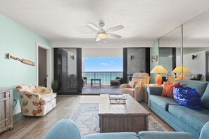 Condo, Plusieurs lits, balcon, vue sur l’océan (Watercrest 605) | Aire de séjour | Téléviseur à écran plat de 65 po avec télévision numérique