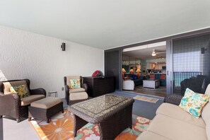 Condo, varias camas, balcón, vista al océano (Watercrest 605) | Área de sala de estar | Televisión de pantalla plana de 65 pulgadas con canales digitales