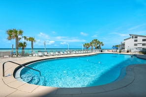 Piscine extérieure, parasols de plage, chaises longues