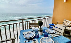Outdoor dining - Splash Beachfront Resort 1 Bedroom plus Bunks 6th Floor with Free Beach Chairs (Panama City)