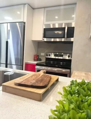 Fridge, microwave, oven, stovetop - Charming 1-bedroom apartment with WiFi and AC in fantastic Fajardo (Fajardo)