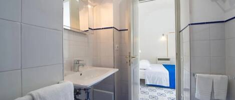 Douche, sèche-cheveux, bidet, serviettes fournies