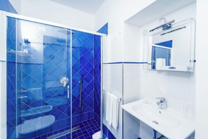 Bruser, hårtørrer, bidet, håndklæder