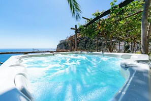 Bañera de hidromasaje al aire libre