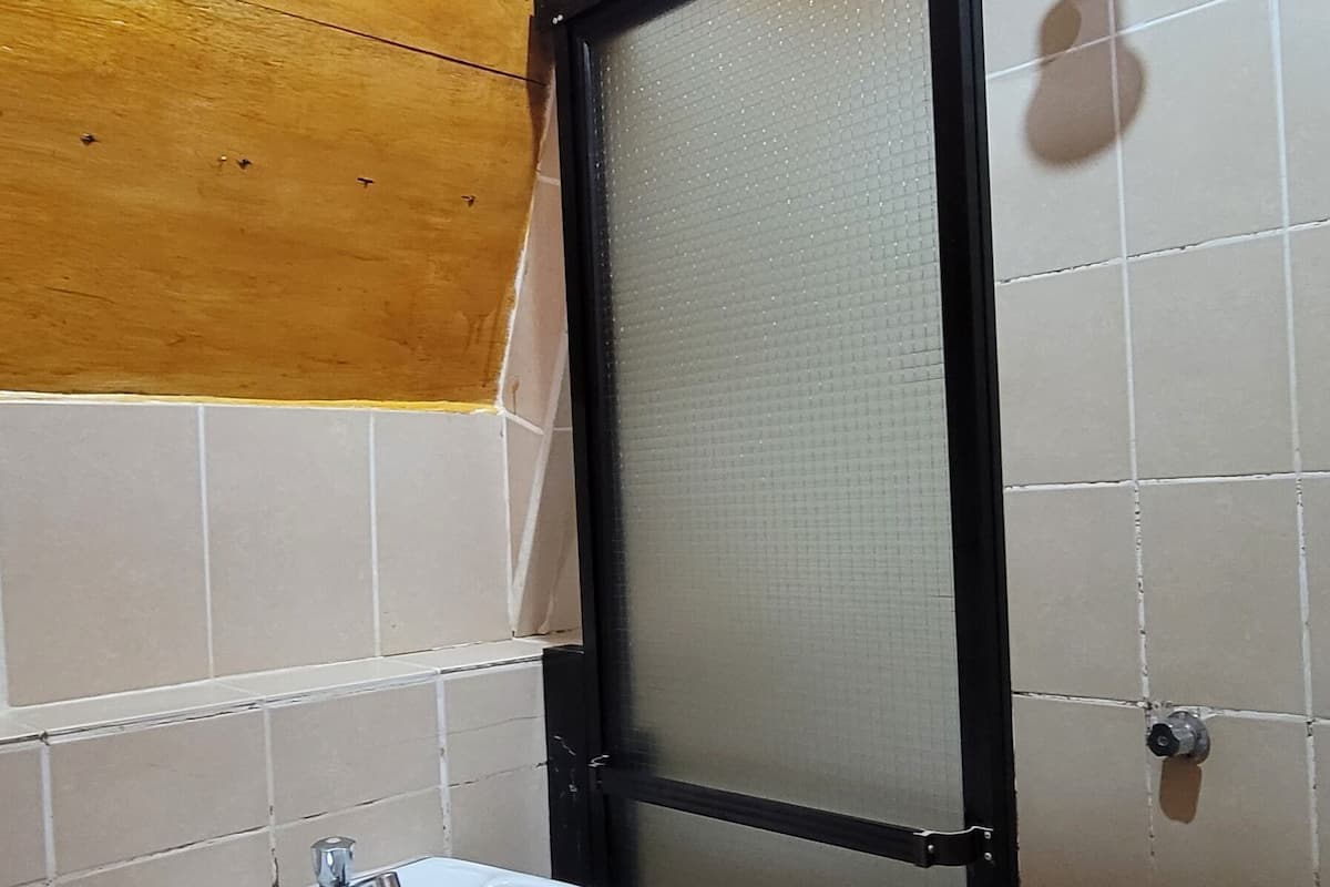 Cabana família, sacada, vista para a montanha | Banheiro | Toalhas de banho, sabonete, papel higiênico