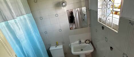 Sèche-cheveux, serviettes fournies, papier toilette