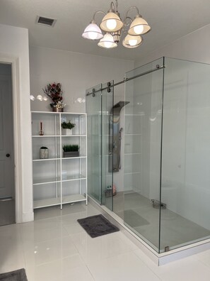 Shower, hair dryer, towels, soap - 3-bedroom in Davie . WiFi, AC. Pool ,near to Sawgrass Mall, Hard Rock ,F Garden, (Davie)