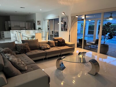 3-bedroom in Davie . WiFi, AC. Pool ,near to Sawgrass Mall, Hard Rock ,F Garden,