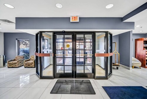 "Cozy Rooms with WiFi, Fitness Room & On-Site Restaurant/Bar in Schaumburg "