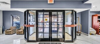 "Cozy Rooms with WiFi, Fitness Room & On-Site Restaurant/Bar in Schaumburg "