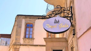 Un edificio con un letrero que dice 'Royal Gala'.