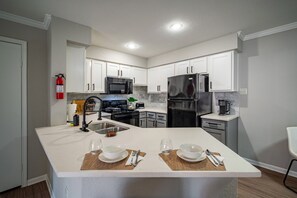 Fridge, microwave, oven, stovetop - Down to Earth - Medical Center - 30+ day stays (Houston)