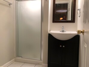 Dusche, Haartrockner, Handtücher, Seife