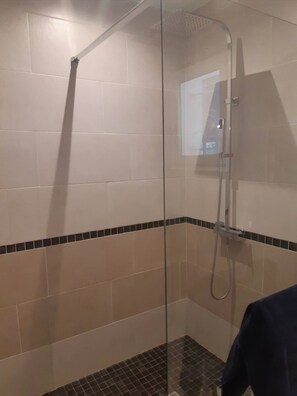 Hårtørrer, håndklæder, Toiletpapir
