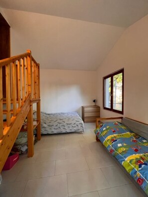3 Schlafzimmer, Reisekinderbett, kostenloses WLAN, Bettwäsche