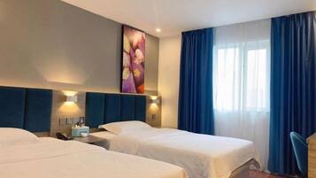 Habitación de hotel con dos camas, un ventanal con cortinas y una obra de arte colgada en la pared.