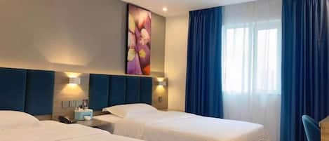 Habitación de hotel con dos camas, un ventanal con cortinas y una obra de arte colgada en la pared.