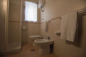 Douche, sèche-cheveux, bidet, serviettes fournies