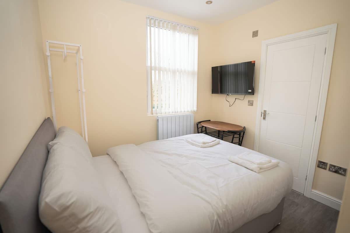 Quarto solteiro econômico, vista para o parque | Cortinas blackout, ferros/tábuas de passar roupa, Wi-Fi de cortesia