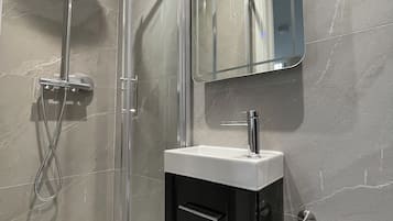 Phòng đôi Superior, quang cảnh công viên | Phòng tắm | Máy sấy tóc