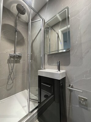 Superior Double Room, Park View | Bathroom | Hair dryer - Park View (Leicester)