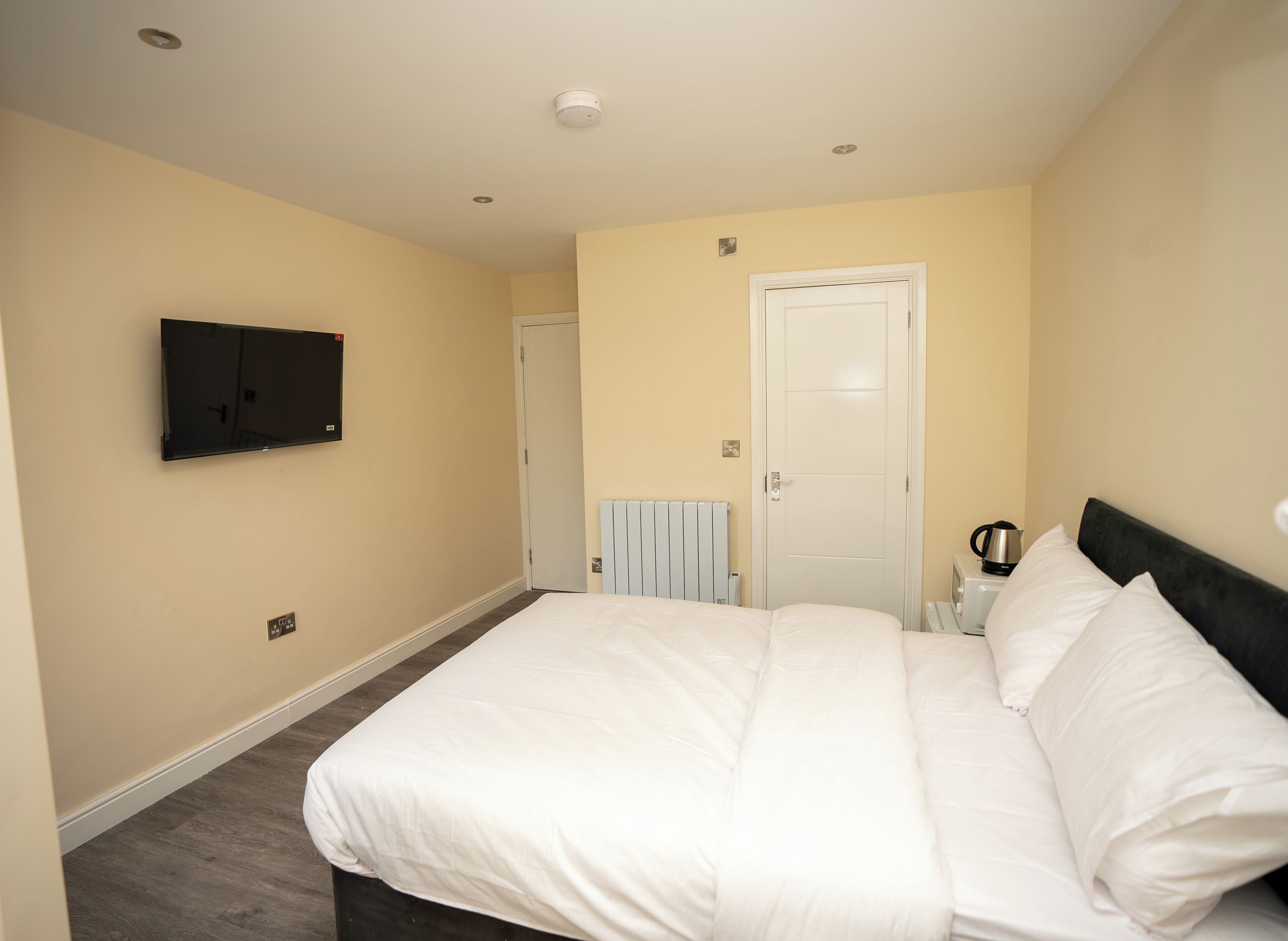 Cortinas blackout, tabla de planchar con plancha y wifi gratis 