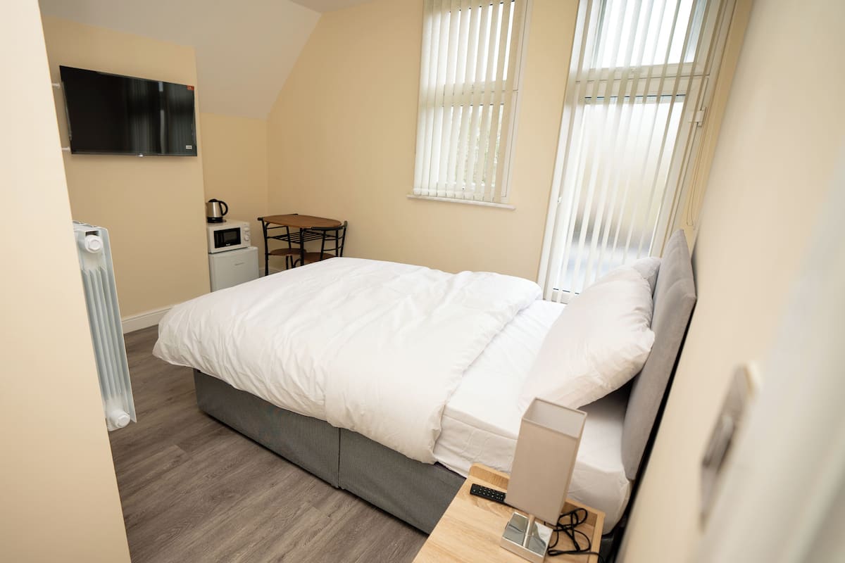 Quarto casal econômico, vista para o parque | Cortinas blackout, ferros/tábuas de passar roupa, Wi-Fi de cortesia
