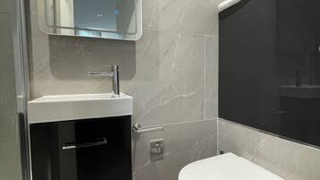 Quarto casal superior, vista para o parque | Banheiro | Secador de cabelo