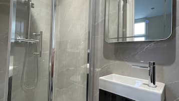 Quarto casal econômico, vista para o parque | Banheiro | Secador de cabelo