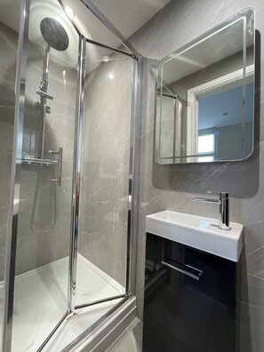 Phòng đôi Economy, quang cảnh công viên | Phòng tắm | Máy sấy tóc 