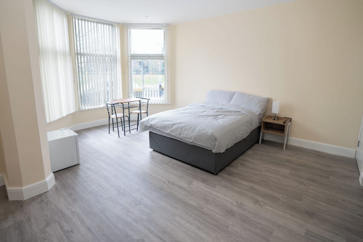 Estúdio econômico, vista para o parque | Cortinas blackout, ferros/tábuas de passar roupa, Wi-Fi de cortesia