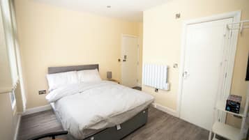 Kamar Double Ekonomi, pemandangan taman | Tirai kedap cahaya, setrika/meja setrika, dan Wi-Fi gratis