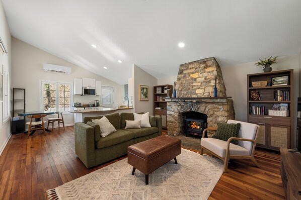 Smart TV, chimenea, libros