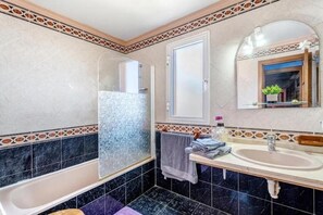 A bathroom with a bathtub, a sink, and a mirror. - 3 Bed-room & Wifi-radazul -sea View and Balcony (El Rosario)