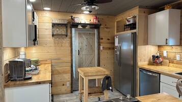 Microondas, horno, parrilla de estufa y lavavajillas