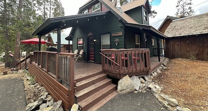 Cozy 3-bedroom cabin walking distance to Shaver Lake Village