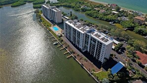Ein Hochhaus-Hotel mit mehreren Etagen, einem Schwimmbad und Blick auf das Wasser.
