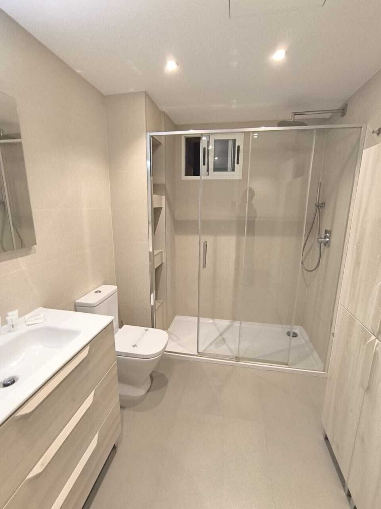 Een douche, handdoeken